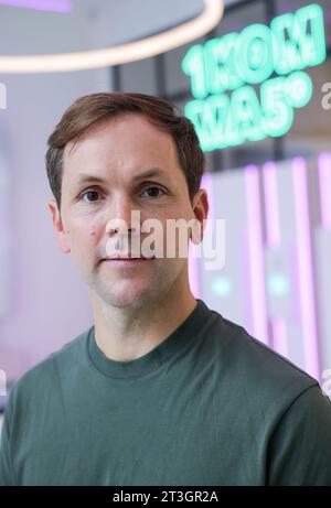 Hamburg, Deutschland. Oktober 2023. Philipp Schröder, CEO und Mitbegründer des Hamburger Start-ups „1Komma5Grad“, bei einem Fotoshooting in einem der Showrooms seines Unternehmens. Quelle: Christian Charisius/dpa/Alamy Live News Stockfoto