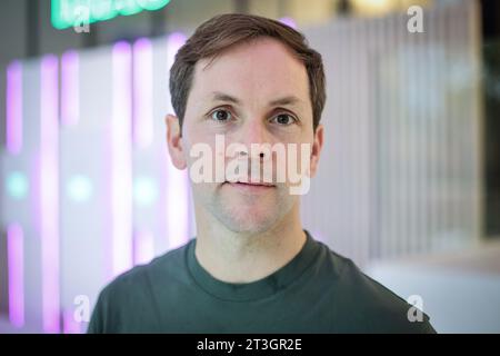 Hamburg, Deutschland. Oktober 2023. Philipp Schröder, CEO und Mitbegründer des Hamburger Start-ups „1Komma5Grad“, bei einem Fotoshooting in einem der Showrooms seines Unternehmens. Quelle: Christian Charisius/dpa/Alamy Live News Stockfoto