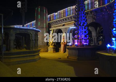 24. Oktober 2023, geweihter in Jejuri Fort, Nachtszene im Khandoba Tempel Jejuri, Abenddämmerung im Festival in Night Time, Maharashtra, Indien. Stockfoto