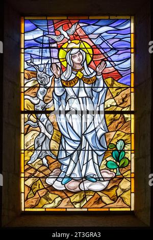 Frankreich, meurthe et Moselle, Pays du Saintois (Region Saintois), Autrey, Kirche Nativite de la Vierge, die im 15. Jahrhundert für den ältesten Teil erbaut wurde, Buntglasfenster von Jacques Bassinot Meister Glasmacher aus Nancy in den 1950er Jahren, das die Jungfrau Maria mit der Taube des Heiligen Geistes darstellt Stockfoto