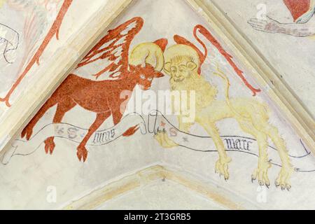 Frankreich, Meurthe et Moselle, Battigny, Kirche Saint Germain, erbaut zwischen Ende des 12. Jahrhunderts und Anfang des 13. Jahrhunderts, dann 15. Und 16. Jahrhundert, Detail des Wandgemäldes aus dem 15. und 16. Jahrhundert, das einen Tetramorphen darstellt, der auch die vier Lebewesen genannt wird, die den Wagen der Vision von Hesechiel ziehen, zuerst beschrieben im Buch Hesechiel, dann in der Apokalypse, die dem heiligen Jean zugeschrieben wird. später betrachteten die Kirchenväter sie als die vier Evangelisten, den Löwen für Marc (rechts) und den Stier für Luc (links). Stockfoto