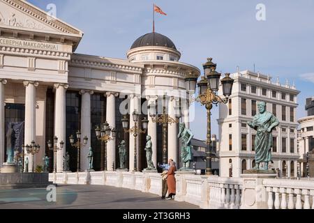 Nordmakedonien, Skopje, Paare, die sich auf der Brücke der Kulturen fotografieren Stockfoto