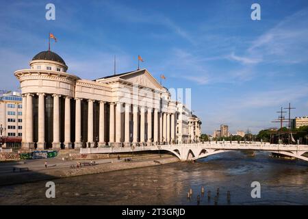 Nordmakedonien, Skopje, das Archäologische Museum von Mazedonien und die Brücke der Kulturen Stockfoto