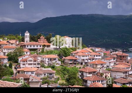 Nordmazedonien, Ohrid, von der UNESCO zum Weltkulturerbe erklärt, Blick auf die Stadt und die Kirche unserer Lieben Frau Peribleptos (Presveta Bogorodica Perivlepta) Stockfoto