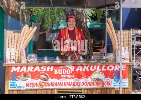 Nordmakedonien, Ohrid, von der UNESCO zum Weltkulturerbe erklärt, Eisverkäufer in traditioneller Tracht Stockfoto