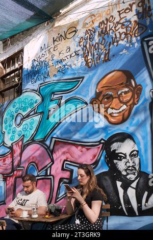 Nordmakedonien, Skopje, Café-Terrasse auf dem Alten Basar vor der Mauer des Friedens, Fresko mit Porträts von Martin Luther King Jr., Emma Goldman, Mahatma Gandhi und Nelson Mandela von den Straßenkünstlern Jetmir (Mitglied von EDYN North Macedonia), Valon und Dastid Stockfoto