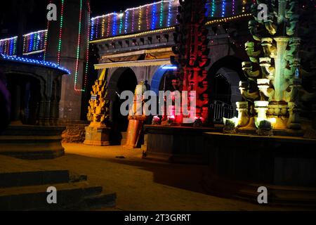 24. Oktober 2023, geweihter in Jejuri Fort, Nachtszene im Khandoba Tempel Jejuri, Abenddämmerung im Festival in Night Time, Maharashtra, Indien. Stockfoto