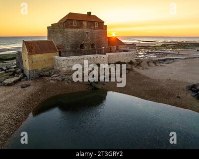 Frankreich, Pas-de-Calais, Opalküste, Ambleteuse, Sonnenuntergang über dem Strand und Fort Mahon (erbaut im 17. Jahrhundert von Vauban auf Befehl Ludwigs XIV.) Stockfoto