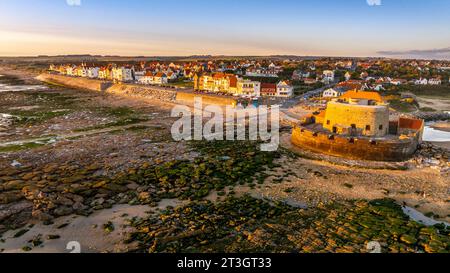 Frankreich, Pas-de-Calais, Opalküste, Ambleteuse, Sonnenuntergang über dem Strand und Fort Mahon (erbaut im 17. Jahrhundert von Vauban auf Befehl Ludwigs XIV.) Stockfoto
