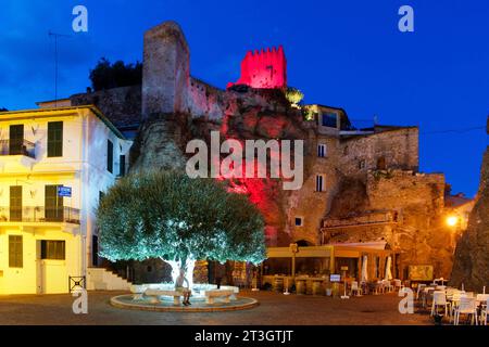 Frankreich, Alpes Maritimes, das auf einem Hügel gelegene Dorf Roquebrune Cap Martin dominiert von seiner mittelalterlichen Burg, Place des 2 freres (Platz der 2 Brüder), Olivenbaum in der Mitte des Platzes Stockfoto