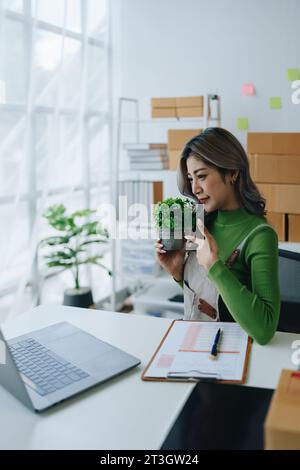 Schöne asiatische Frau, Bloggerin, Blog, Präsentation der Produktqualität, Live-Video, soziale Medien, Aufnahme, Online-Verkauf über Digitalkameras, kmu oder kleine Unternehmen Stockfoto