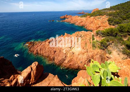 Frankreich, Var, Saint-Raphael, Corniche d'Or oder Corniche de l'Esterel, Wanderung zum Kap Dramont, Blick über die Ile d'Or und den Sarazenenturm Stockfoto