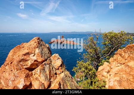 Frankreich, Var, Saint-Raphael, Corniche d'Or oder Corniche de l'Esterel, Wanderung zum Kap Dramont, Blick über die Ile d'Or und den Sarazenenturm Stockfoto