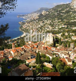 Frankreich, Alpes Maritimes, das Dorf Roquebrune Cap Martin, das von seiner mittelalterlichen Burg Monaco im Hintergrund dominiert wird Stockfoto