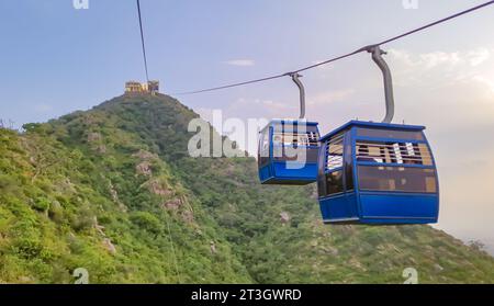 Die Seilbahn führt vorbei und bietet eine fantastische Aussicht auf die Landschaft am Tag aus verschiedenen Winkeln. Das Bild wird am 19. August 2023 in pushkar rajasthan india aufgenommen. Stockfoto