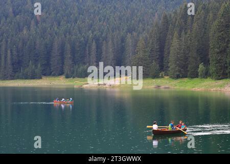 Montenegro, Durmitor Nationalpark, der von der UNESCO zum Weltkulturerbe erklärt wurde, Žabljak, Schwarzer See (Crno Jezero), Bootsfahrt im Regen Stockfoto