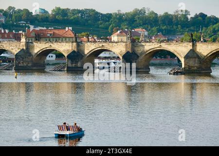 Tschechische Republik, Böhmen, Prag, historisches Zentrum, das von der UNESCO zum Weltkulturerbe erklärt wurde, Karlsbrücke (Karluv Most) und die Moldau Stockfoto