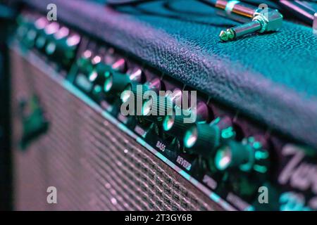 Knöpfe am Gitarrenverstärker Nahaufnahme, Makrofoto Stockfoto