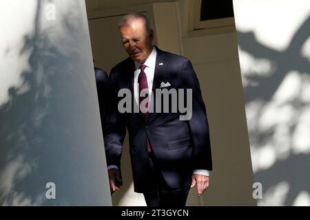 Washington, Usa. Oktober 2023. US-Präsident Joe Biden geht am 25. Oktober 2023 zum Oval Office des Weißen Hauses in Washington. Foto: Yuri Gripas/ABACAPRESS/POOL Credit: Abaca Press/Alamy Live News Stockfoto