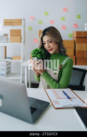 Schöne asiatische Frau, Bloggerin, Blog, Präsentation der Produktqualität, Live-Video, soziale Medien, Aufnahme, Online-Verkauf über Digitalkameras, kmu oder kleine Unternehmen Stockfoto