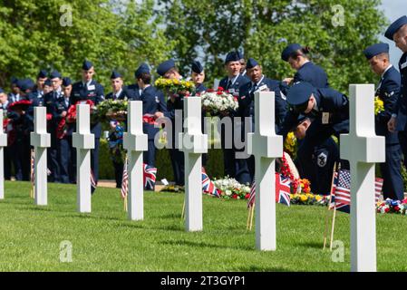 US-Servicemitarbeiter mit Kränzen bei der Gedenkveranstaltung zum US Memorial Day auf dem Cambridge American Cemetery and Memorial, Cambridgeshire, Großbritannien. Uniformiert Stockfoto