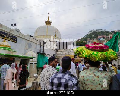 Menschen, die das antike sufi-Grab des heiligen Khawaja Moinuddin Chishti dargah besuchen, werden am Tag das Bild in Khwaja Gharib Nawaz Dargah Sharif in ajmer r. Aufgenommen Stockfoto