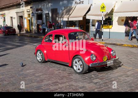 Der alte rote Volkswagen, Käfer, Cusco, Peru. Stockfoto