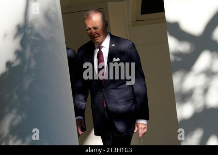 Washington, Usa. Oktober 2023. US-Präsident Joe Biden geht am 25. Oktober 2023 zum Oval Office des Weißen Hauses in Washington. Foto: Yuri Gripas/ABACAPRESS.COM Credit: Abaca Press/Alamy Live News Stockfoto