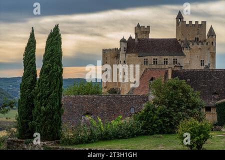 Ein wunderschöner Blick auf Beynac Castle, das sich im Dorf Beynac-et-Cazenac in Dordogne, Frankreich, befindet. Stockfoto