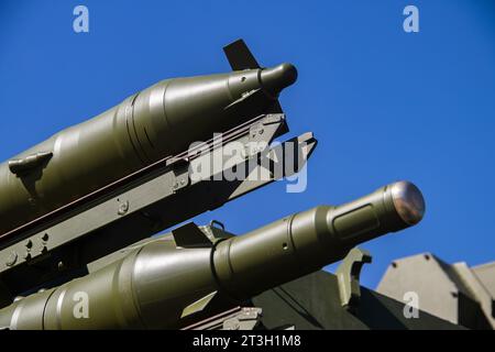 Modernes, ausgeklügeltes Luftabwehrraketensystem und Raketen auf selbstfahrender Abwehrwaffe, die auf der internationalen Waffenmesse in Belgrad enthüllt wurden Stockfoto