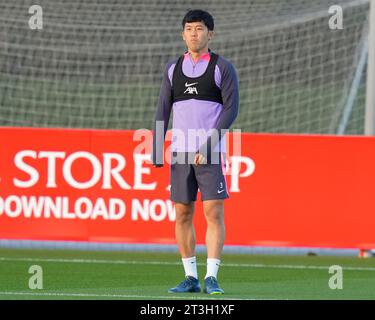 Wataru Endo #3 von Liverpool während der Europa League Training Session im AXA Training Centre, Kirkby, Großbritannien, 25. Oktober 2023 (Foto: Steve Flynn/News Images) Stockfoto