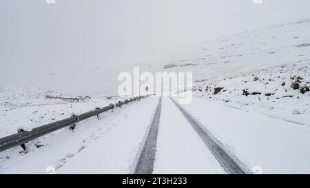 Reifenspuren im Schnee Stockfoto