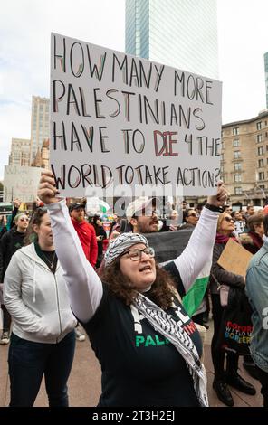 Oktober 2023. Boston, MA. Hunderte von Menschen versammelten sich in der Innenstadt von Boston in Solidarität mit dem palästinensischen Volk. Zu den Anforderungen gehörte eine sofortige Stockfoto