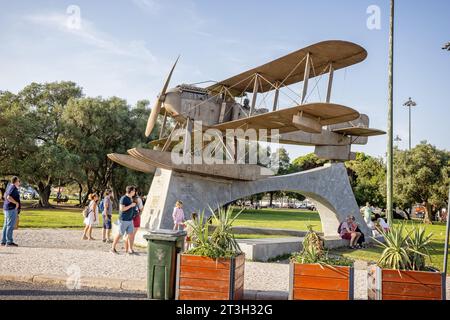 Denkmal des Wasserflugzeugs Gago Coutinho Sacadura Cabral in Belem, Lissabon, Portugal am 12. Oktober 2023 Stockfoto