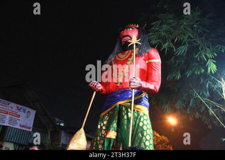 Eine große riesige Statue wird vorgeführt, bevor sie während der Vijaya Dasami-Feier von den Tamilen Hindus zerstört wird. Hunderte indischer Hindus in Medan, Nord-Sumatra, feiern Vijaya Dasami, um den Siegtag und das Deepavali-Festival zu begrüßen, indem sie Göttin Durga und riesige Statuen vorführen. Stockfoto