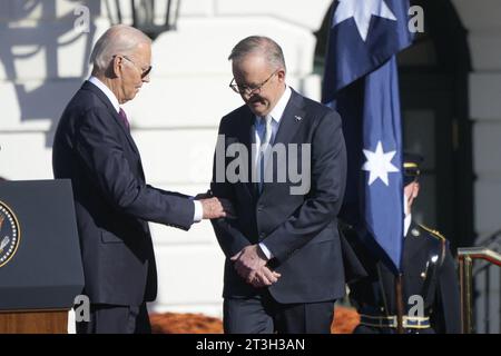 Washington, Usa. Oktober 2023. US-Präsident Joe Biden und Premierminister Anthony Albanese von Australien während der Begrüßungszeremonie im Weißen Haus in Washington, DC am Mittwoch, den 25. Oktober 2023. Die Biden richten den Premierminister zu einem offiziellen Besuch in den Vereinigten Staaten aus. Foto: Chris Kleponis/Pool/ABACAPRESS.COM Credit: Abaca Press/Alamy Live News Stockfoto