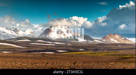 Majestätische Panoramalandschaft aus vulkanischen Bergen mit blauem Himmel auf der Wildnis zwischen den isländischen Hochländern im Sommer auf Island Stockfoto