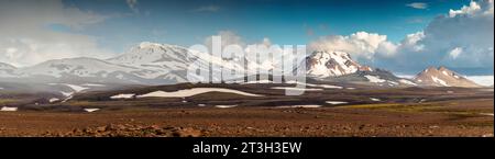 Majestätische Panoramalandschaft aus vulkanischen Bergen mit blauem Himmel auf der Wildnis zwischen den isländischen Hochländern im Sommer auf Island Stockfoto