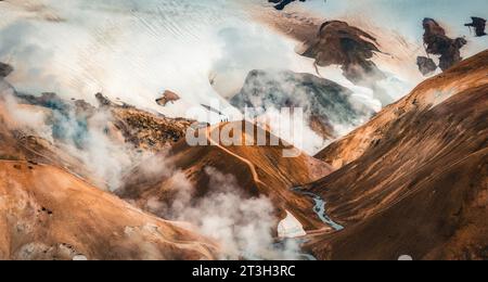 Majestätische Landschaft der vulkanischen Kerlingarfjoll-Bergkette mit Schwefelrauch und touristische Wanderungen auf dem Hveradalir-Pfad im Sommer in den Highlands of Icelan Stockfoto