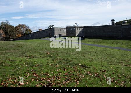 Senken Sie die Batterie an der Fort Rodd Hill & Fisgard Lighthouse National Historic Site in Victoria, British Columbia, Kanada Stockfoto