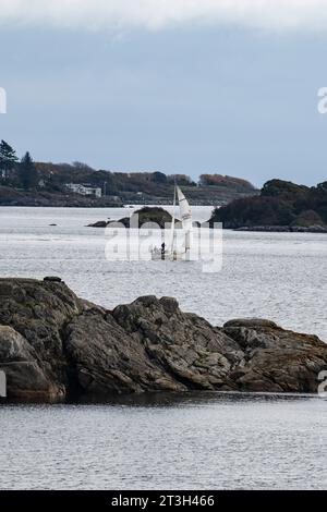 Segelboot im Hafen von Fort Rodd Hill & Fisgard Lighthouse National Historic Site in Victoria, British Columbia, Kanada Stockfoto