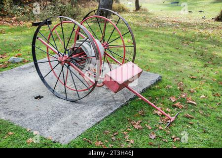 Klassische Feuerschlauch-Spule an der Fort Rodd Hill & Fisgard Lighthouse National Historic Site in Victoria, British Columbia, Kanada Stockfoto