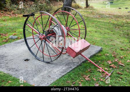 Klassische Feuerschlauch-Spule an der Fort Rodd Hill & Fisgard Lighthouse National Historic Site in Victoria, British Columbia, Kanada Stockfoto