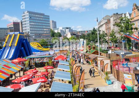 Sonniger Sommertag am Nottingham Beach auf dem Market Square, Nottinghamshire England Großbritannien Stockfoto