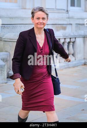 London, Großbritannien. Oktober 2023. Yvette Cooper, Labour Party, Schatteninnenministerin, verlässt heute Abend das Kabinettsbüro. Quelle: Imageplotter/Alamy Live News Stockfoto