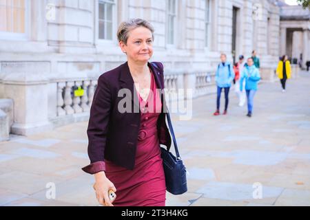 London, Großbritannien. Oktober 2023. Yvette Cooper, Labour Party, Schatteninnenministerin, verlässt heute Abend das Kabinettsbüro. Quelle: Imageplotter/Alamy Live News Stockfoto