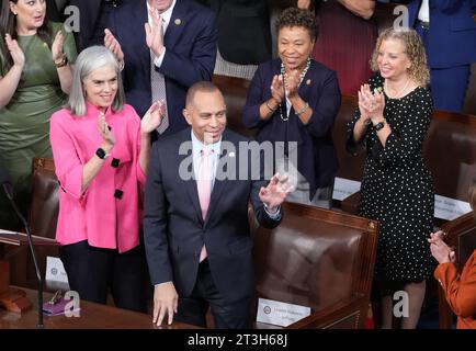 Washington, Usa. Oktober 2023. Hakeem Jeffries, Minderheitenführer des Repräsentantenhauses der Vereinigten Staaten, bedankt sich am Mittwoch, den 25. Oktober 2023, im Kapitol der Vereinigten Staaten in Washington DC. Foto: Pat Benic/UPI Credit: UPI/Alamy Live News Stockfoto