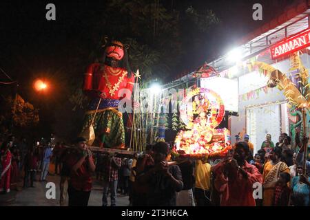 Medan, Indonesien. Oktober 2023. Eine große riesige Statue wird vorgeführt, bevor sie während der Vijaya Dasami-Feier von den Tamilen Hindus zerstört wird. Hunderte indischer Hindus in Medan, Nord-Sumatra, feiern Vijaya Dasami, um den Siegtag und das Deepavali-Festival zu begrüßen, indem sie Göttin Durga und riesige Statuen vorführen. (Foto: Kartik Byma/SOPA Images/SIPA USA) Credit: SIPA USA/Alamy Live News Stockfoto