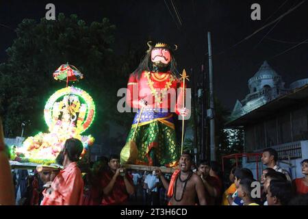 Medan, Indonesien. Oktober 2023. Eine große riesige Statue wird vorgeführt, bevor sie während der Vijaya Dasami-Feier von den Tamilen Hindus zerstört wird. Hunderte indischer Hindus in Medan, Nord-Sumatra, feiern Vijaya Dasami, um den Siegtag und das Deepavali-Festival zu begrüßen, indem sie Göttin Durga und riesige Statuen vorführen. (Foto: Kartik Byma/SOPA Images/SIPA USA) Credit: SIPA USA/Alamy Live News Stockfoto