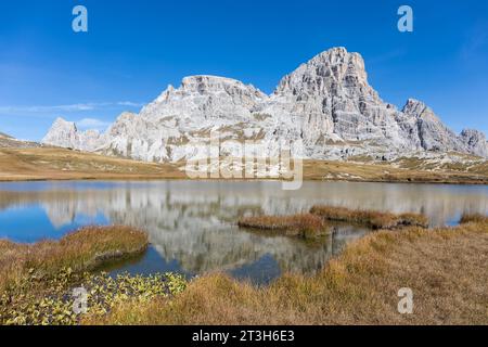 Lago dei Piani, Dolomiten, Südtirol, Italien. Lastron del Scarperi und Crodon di San Candido im Hintergrund. Stockfoto